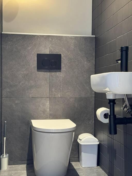 Black-Luxe Living In The Heart Of City Leilighet Christchurch Eksteriør bilde