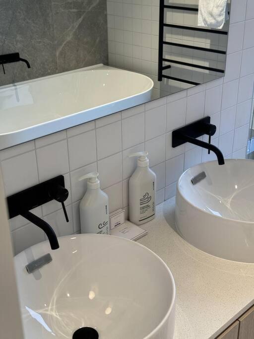 Black-Luxe Living In The Heart Of City Leilighet Christchurch Eksteriør bilde